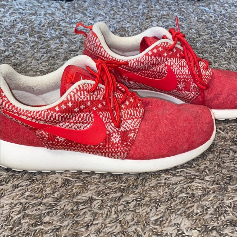 Tennis shoes